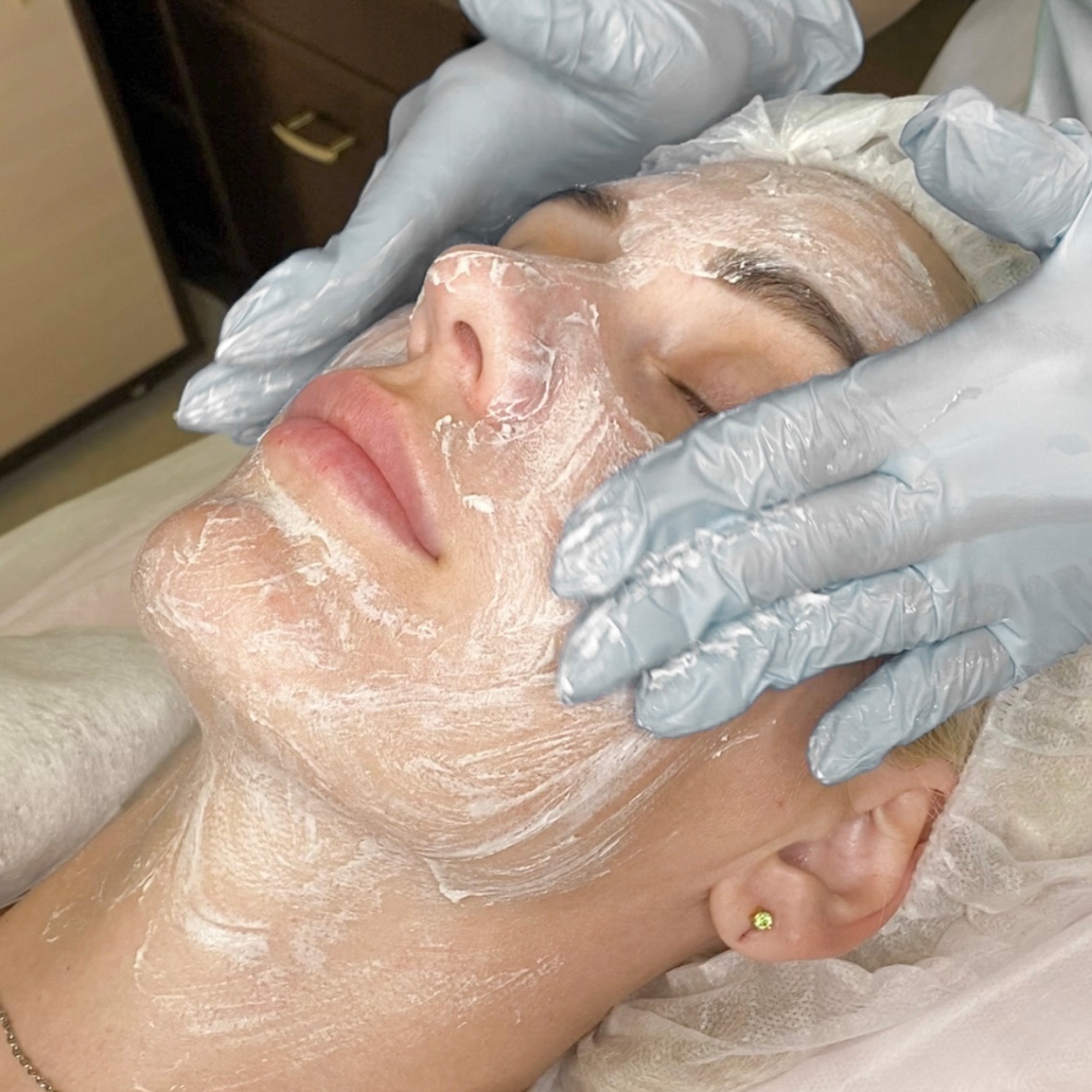 Атравматическая ультразвуковая чистка кожи лица 