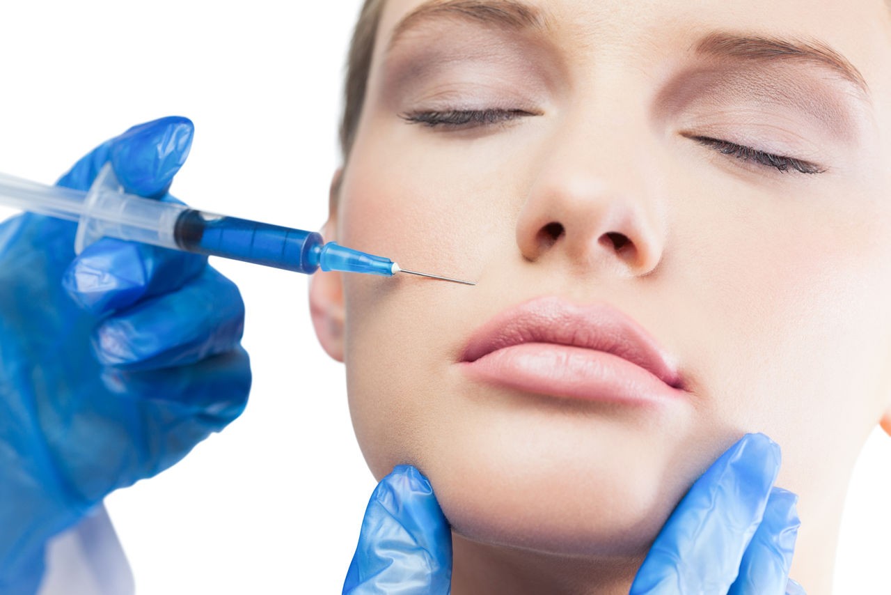 Процедура контурной пластики лица - коррекция умерено выраженных морщин, увеличение объема губ